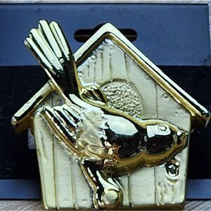 🔹️Vintage Gold Tone Bird On A Birdhouse Brooch Pin